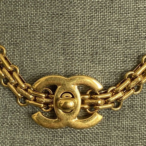 CHANEL Turnlock Necklace CC Autumn 2009 Gold Tone Authenticated - Picture 5 of 16